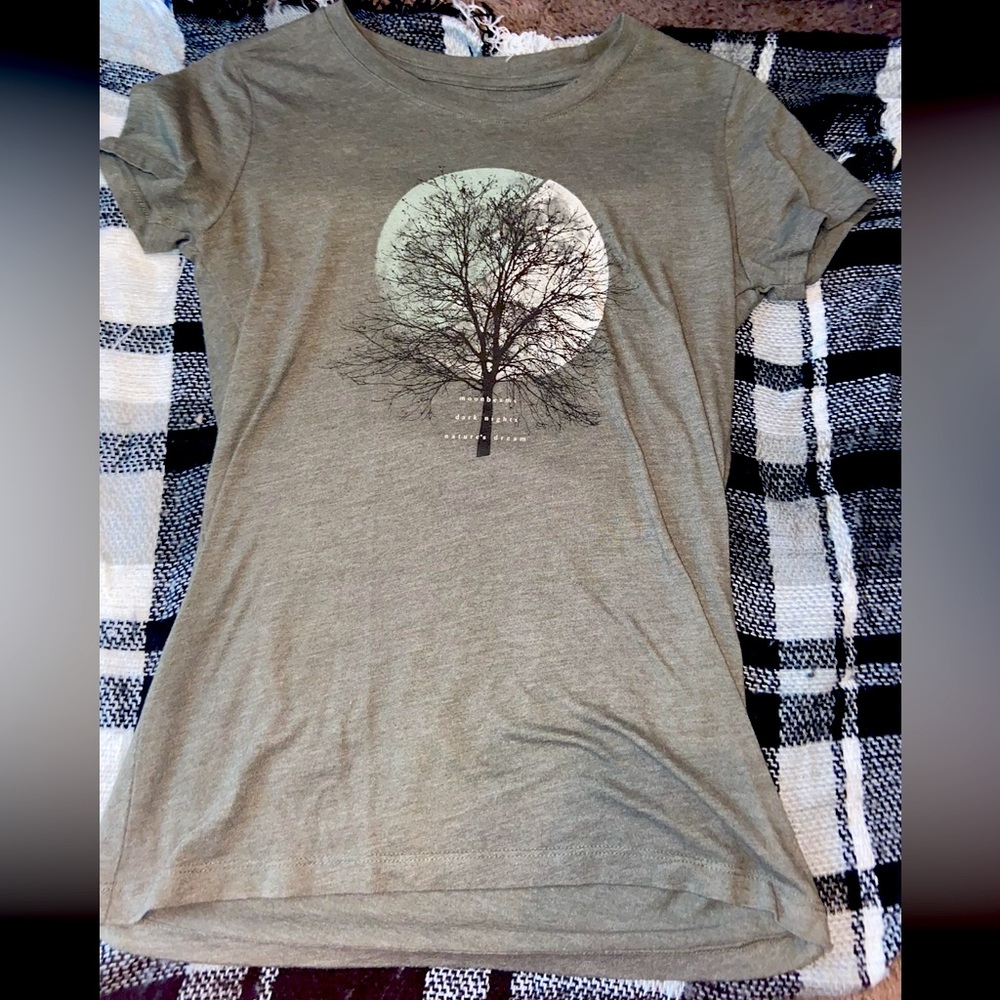 Aeropostale Medium T-Shirt tight fit. Green with tree and quote on it.